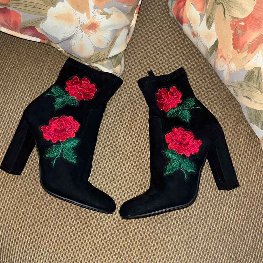 Beautiful Steve Madden Black rose booties